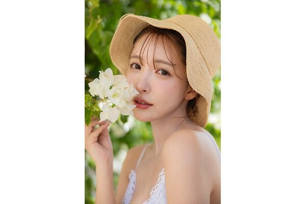 健康美から色気まで。三上悠亜の最後の写真集『Last your…』発売