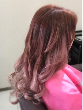 2020年夏 春色ピンクベージュ系グラデーションカラーのヘアスタイル